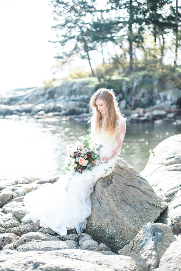 Ruffled - photo by Christine Pienaar Photography http://ruffledblog.com/crisp-coastal-bridal-inspiration